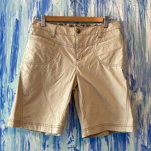 Athleta Cream Color Walking Shorts WM 6